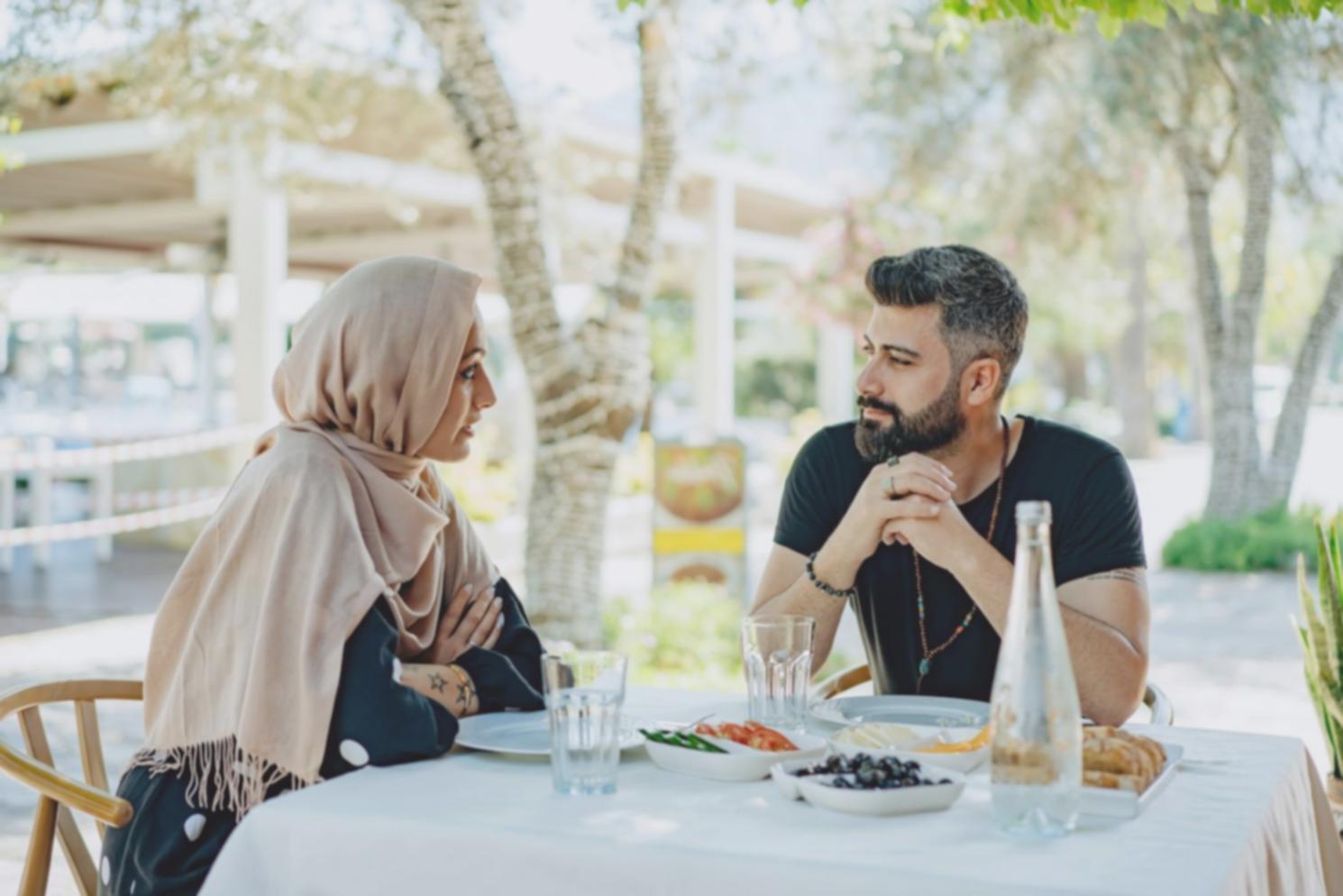 Familien beim gemeinsamen Gespräch in entspannter Atmosphäre