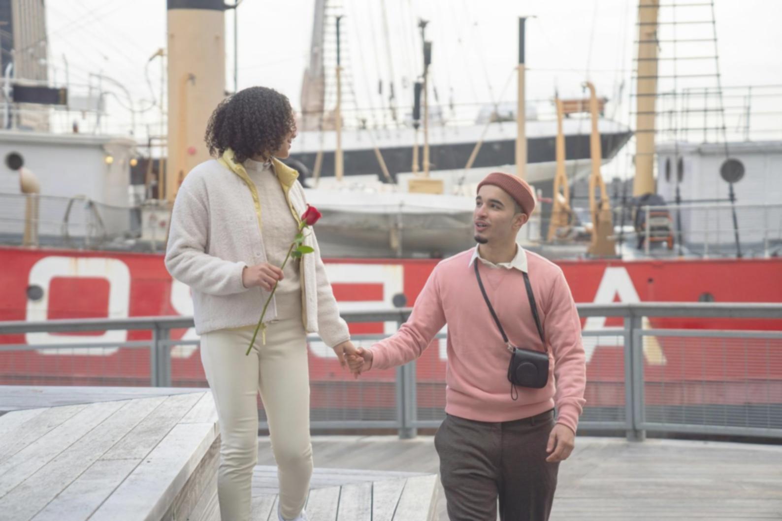Gemütlicher Gruppenraum mit Stühlen im Kreis und natürlichem Licht